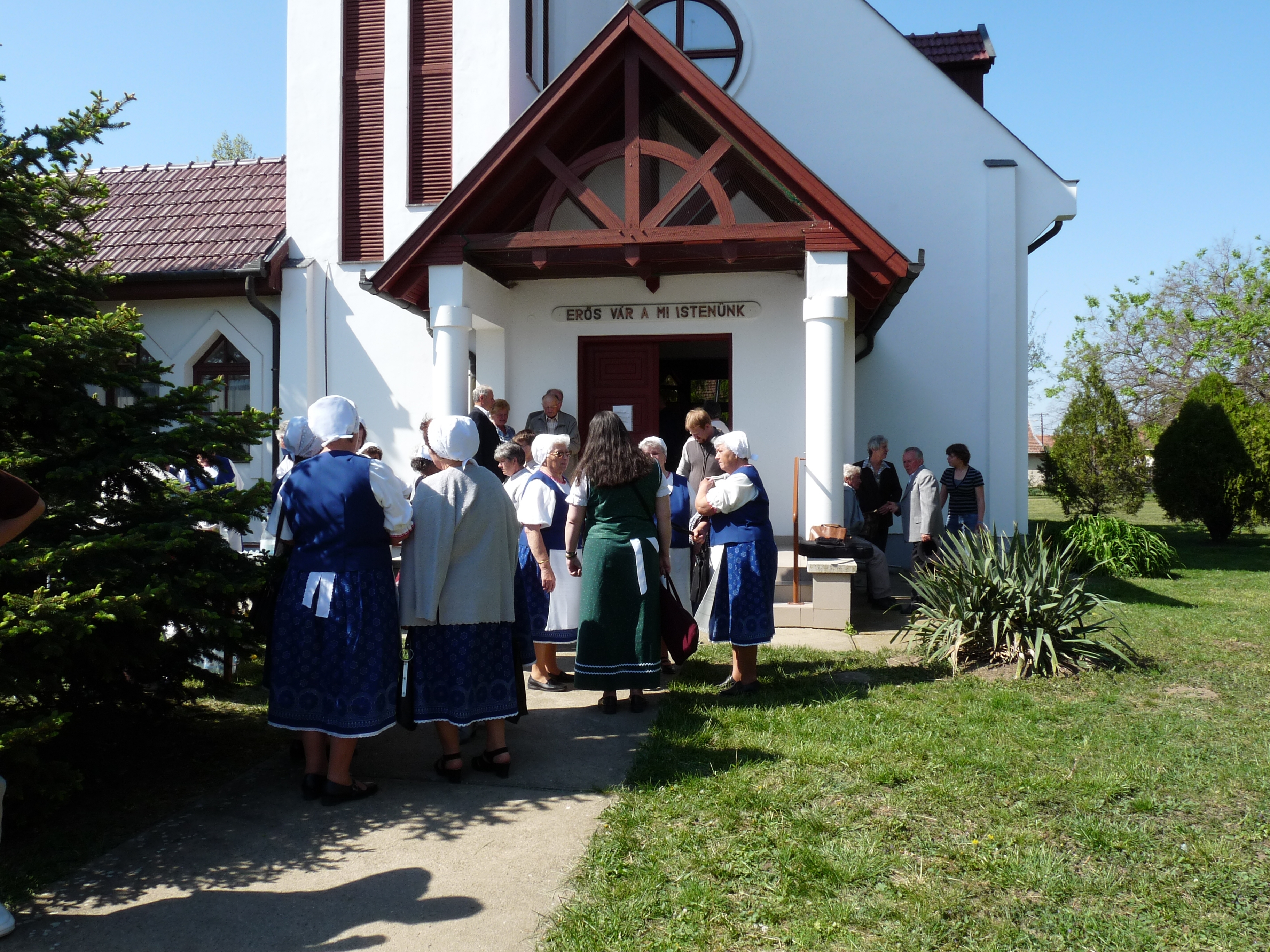 Templomba igyekvők